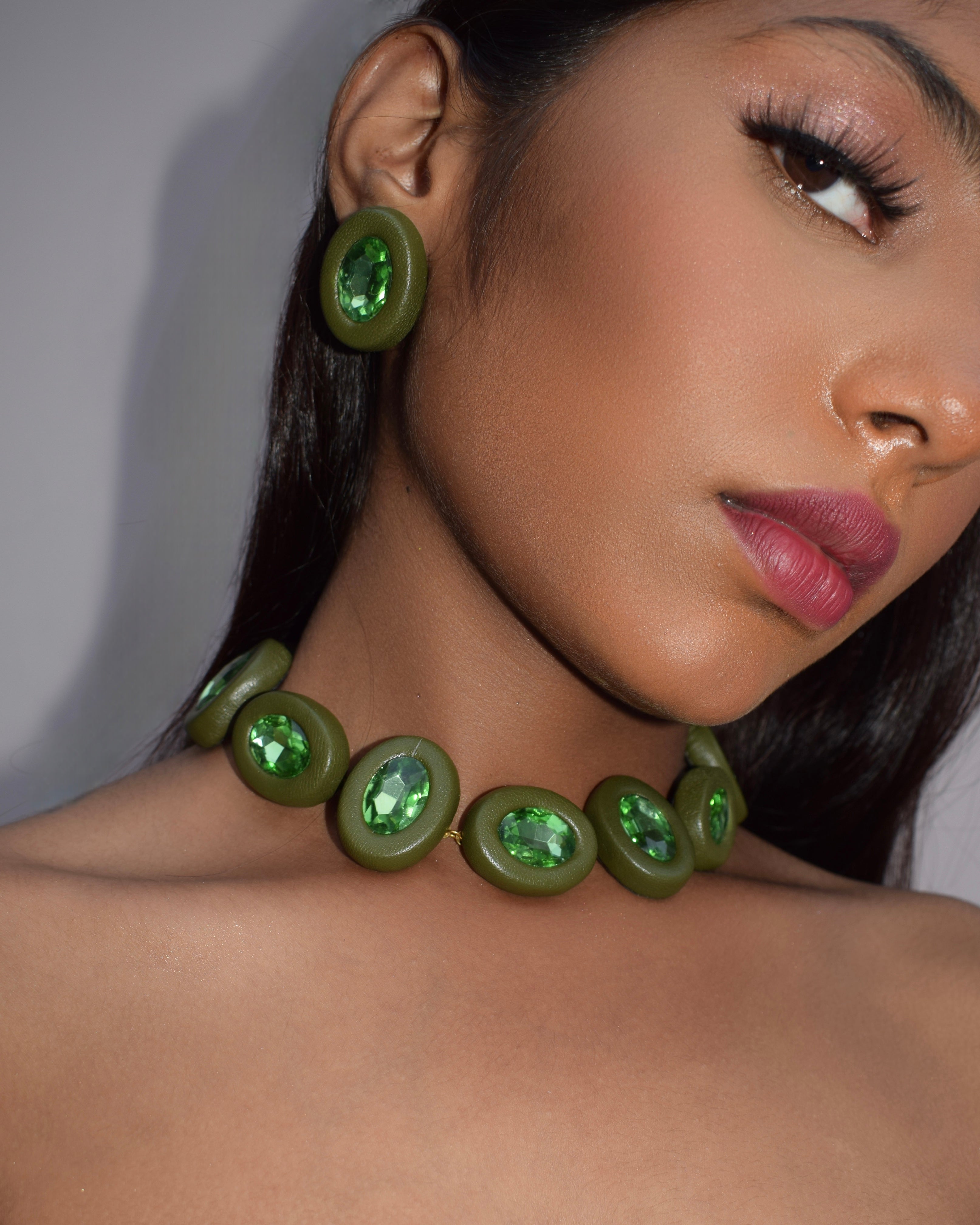 OVALINE NECKLACE - OLIVE GREEN