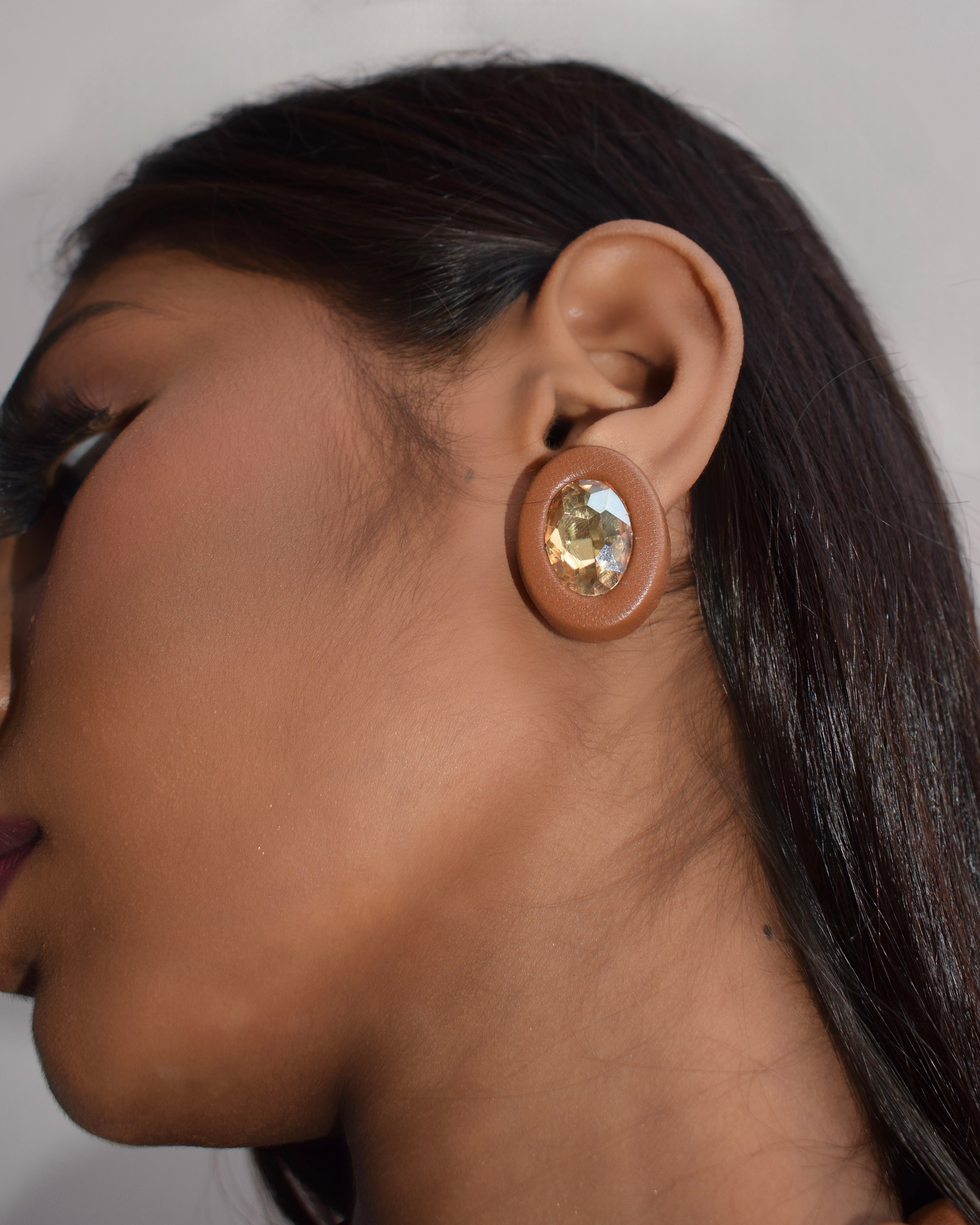 OVALINE STUDS - TAN