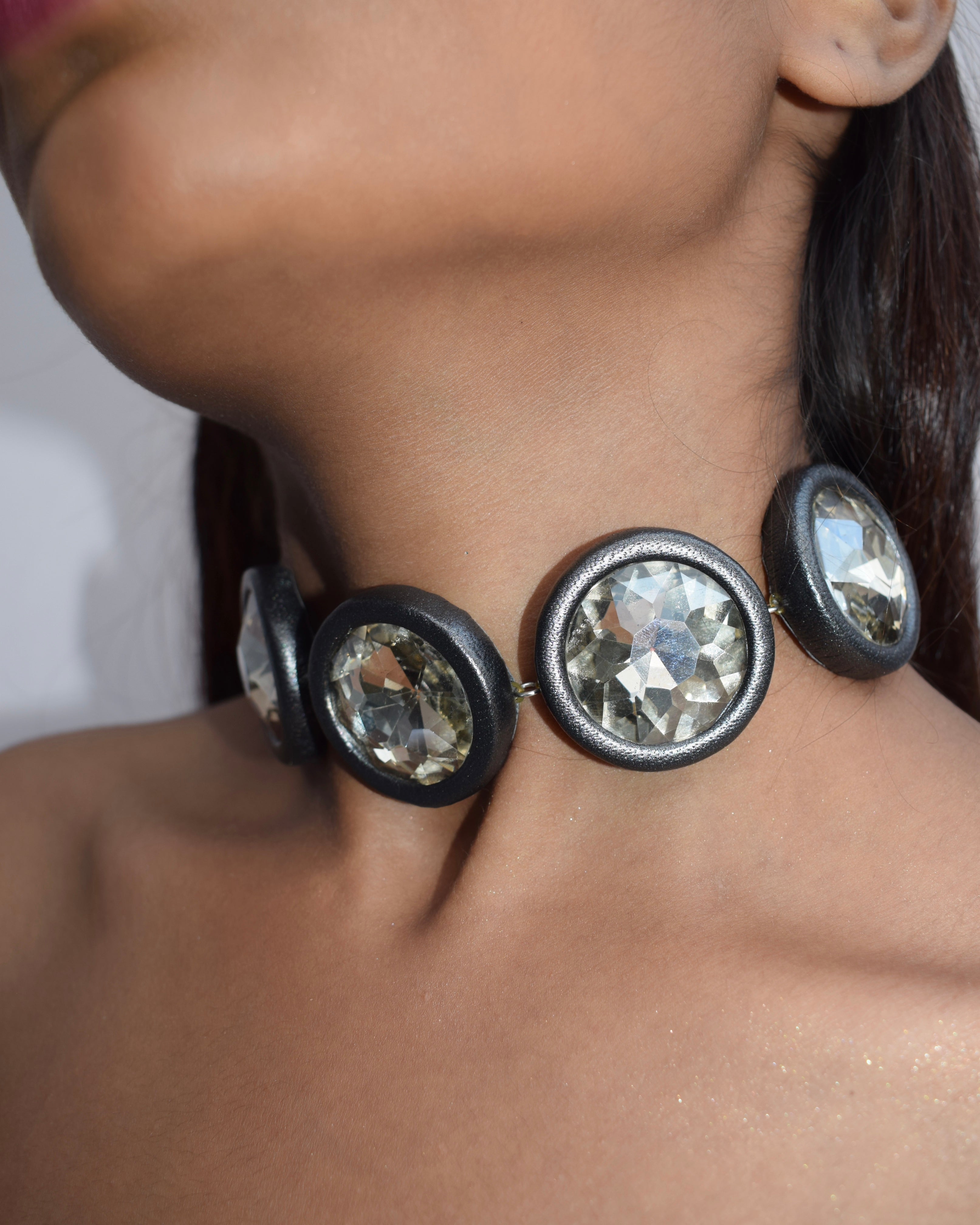 ORB CHOKER IN GUNMETAL