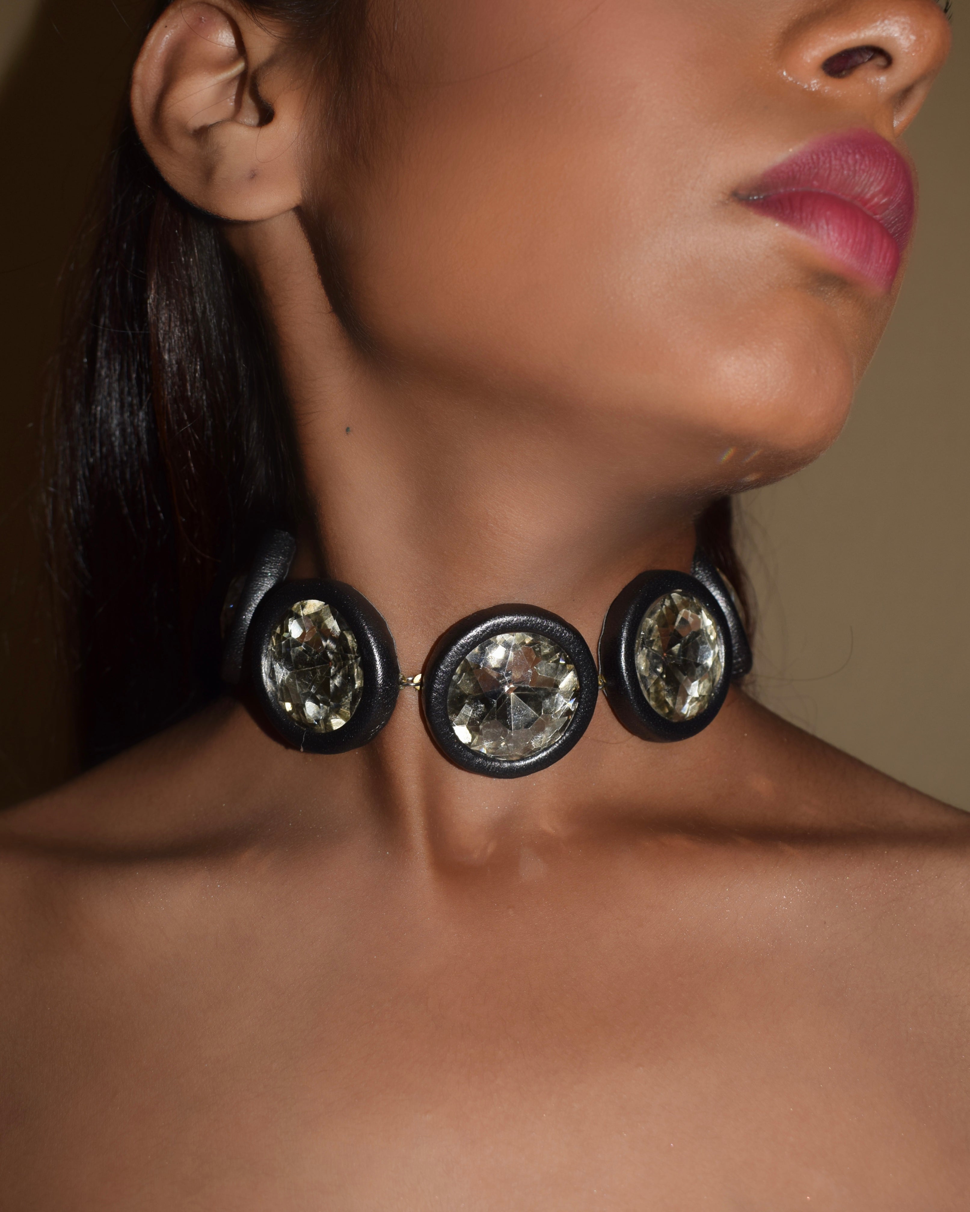 ORB CHOKER IN GUNMETAL